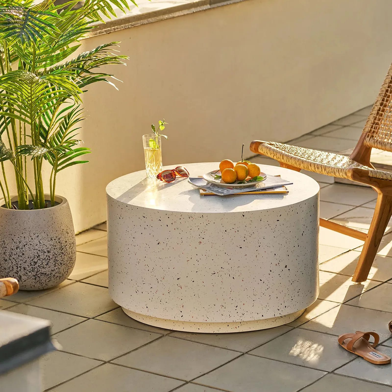 Table basse ronde Bonnie au décor terrazzo