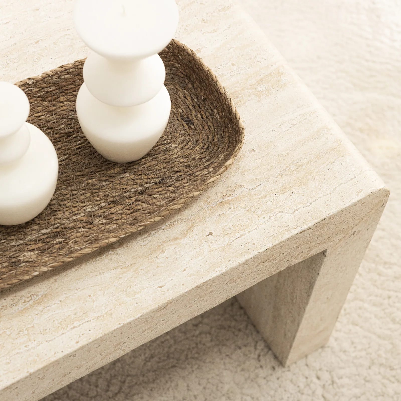 Table basse Tocoa accompagnée d'un plateau et de livres