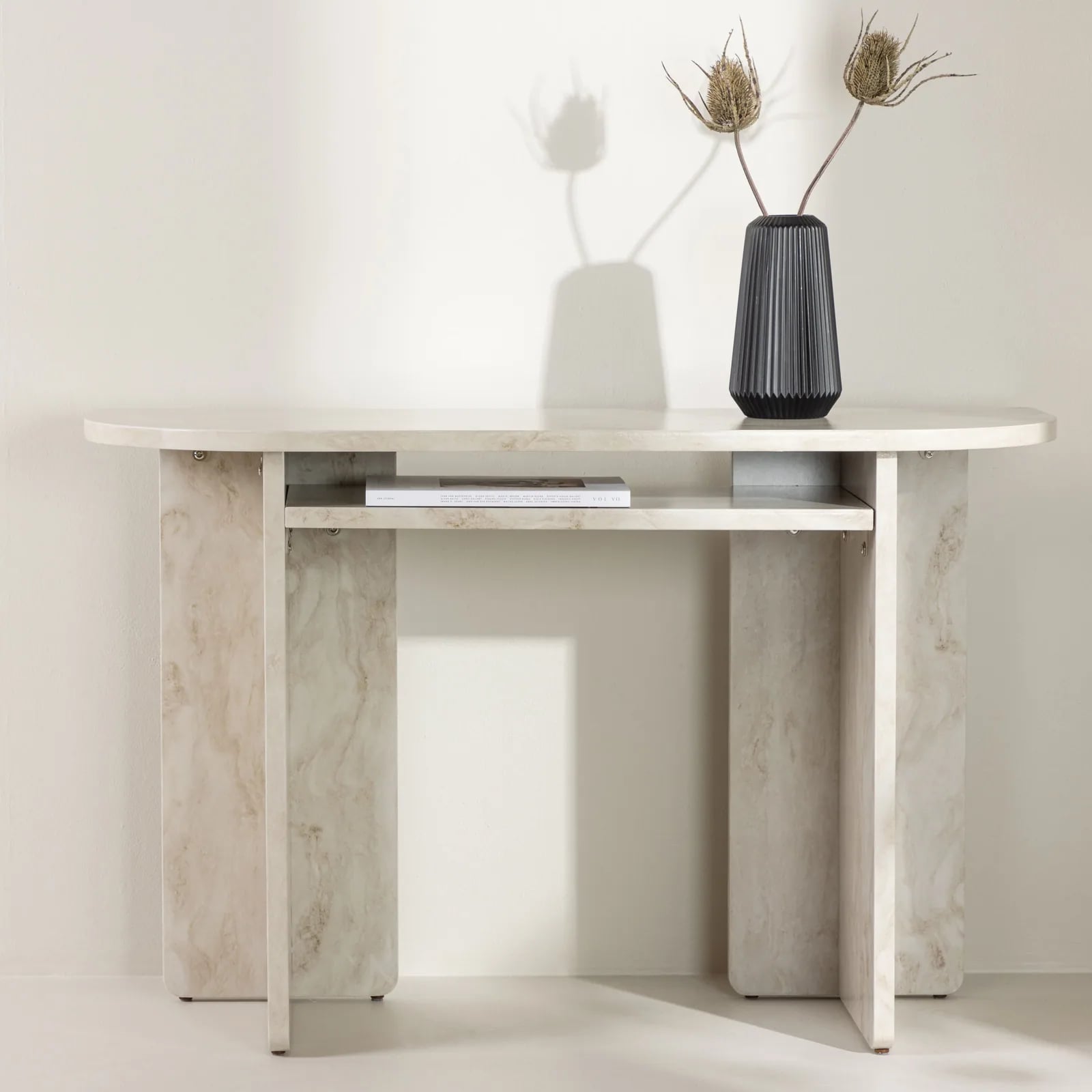 Console au décor marbre aux angles arrondis dans une entrée contemporaine