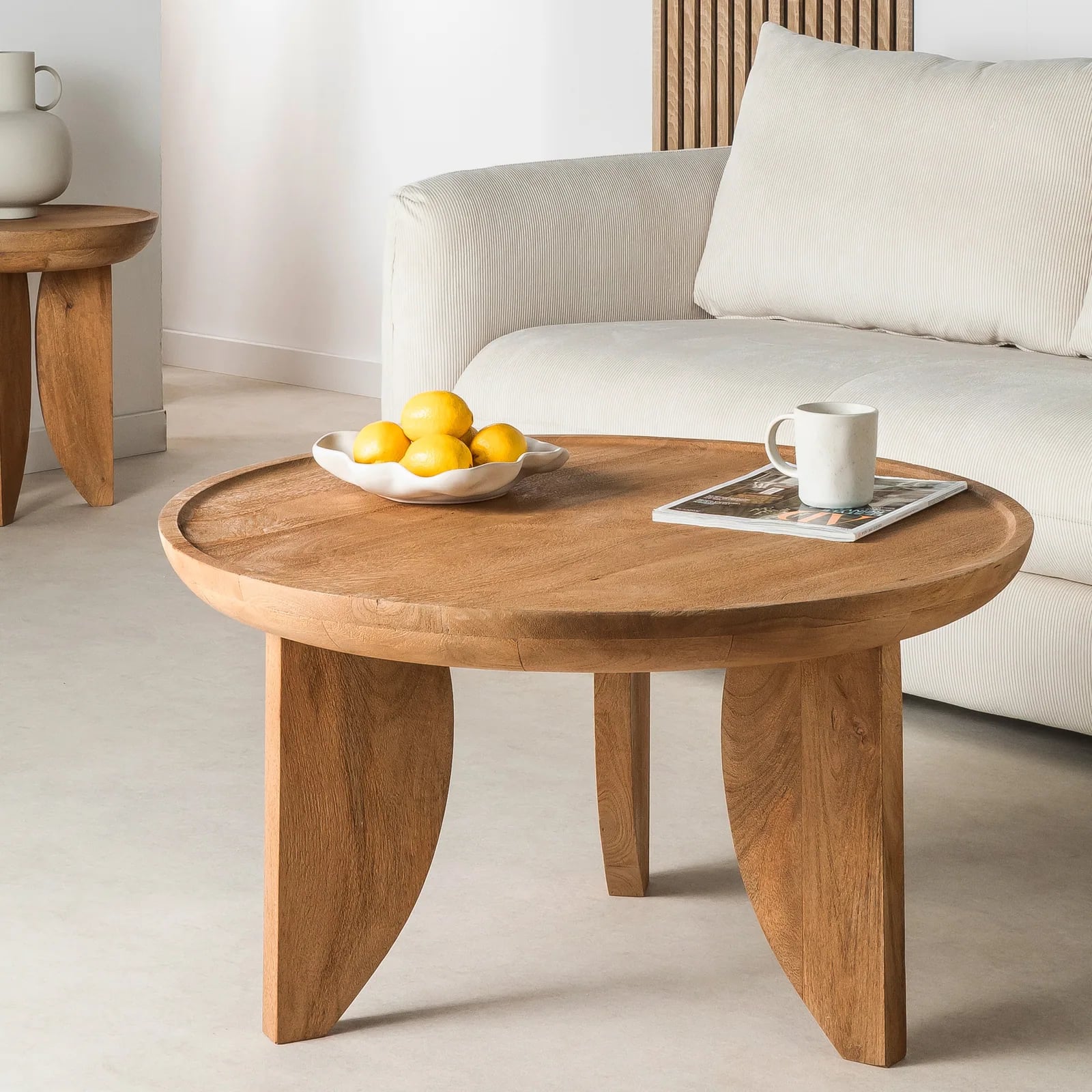 Table basse ronde Jepara en bois massif à trois pieds