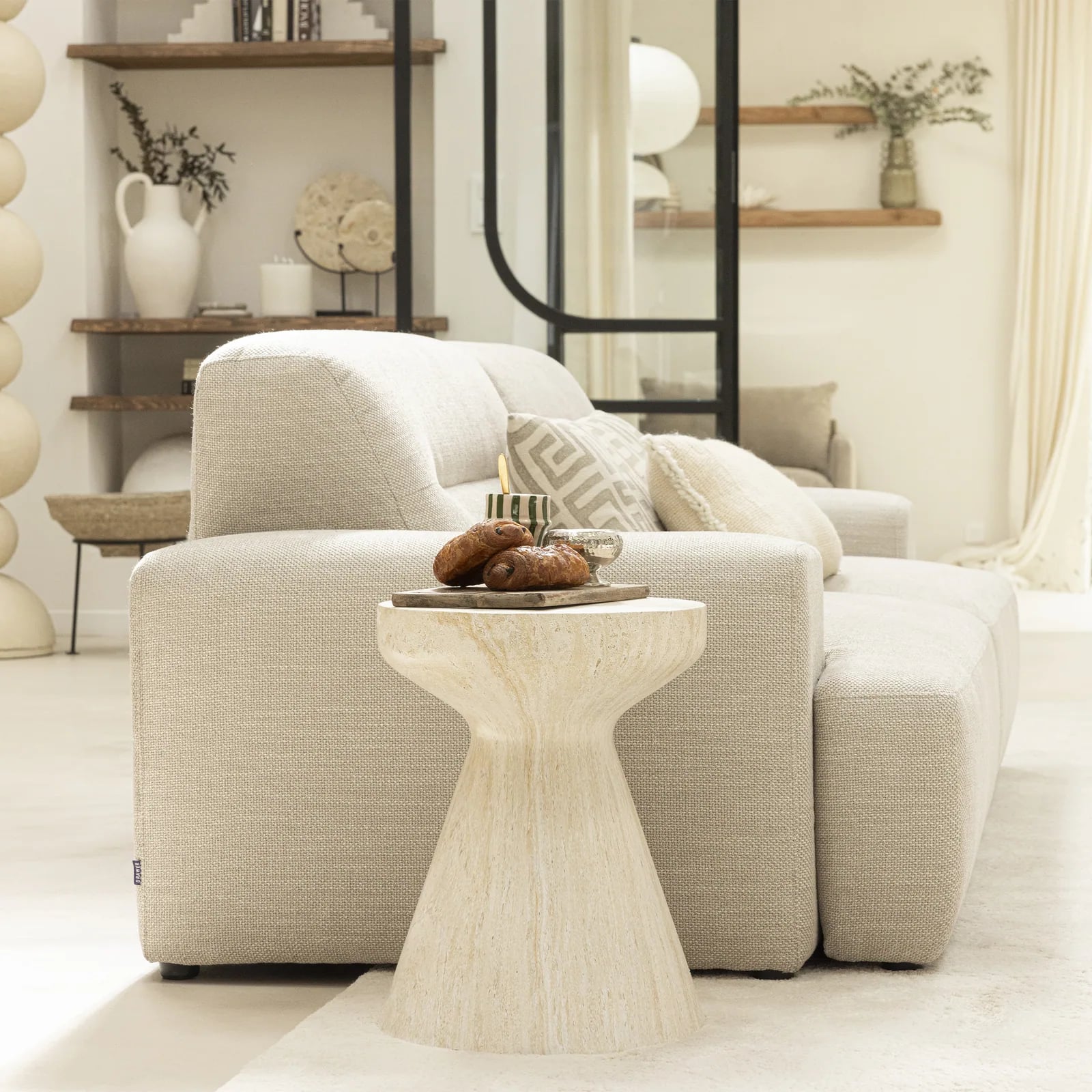 Table d'appoint Dahli au décor travertin