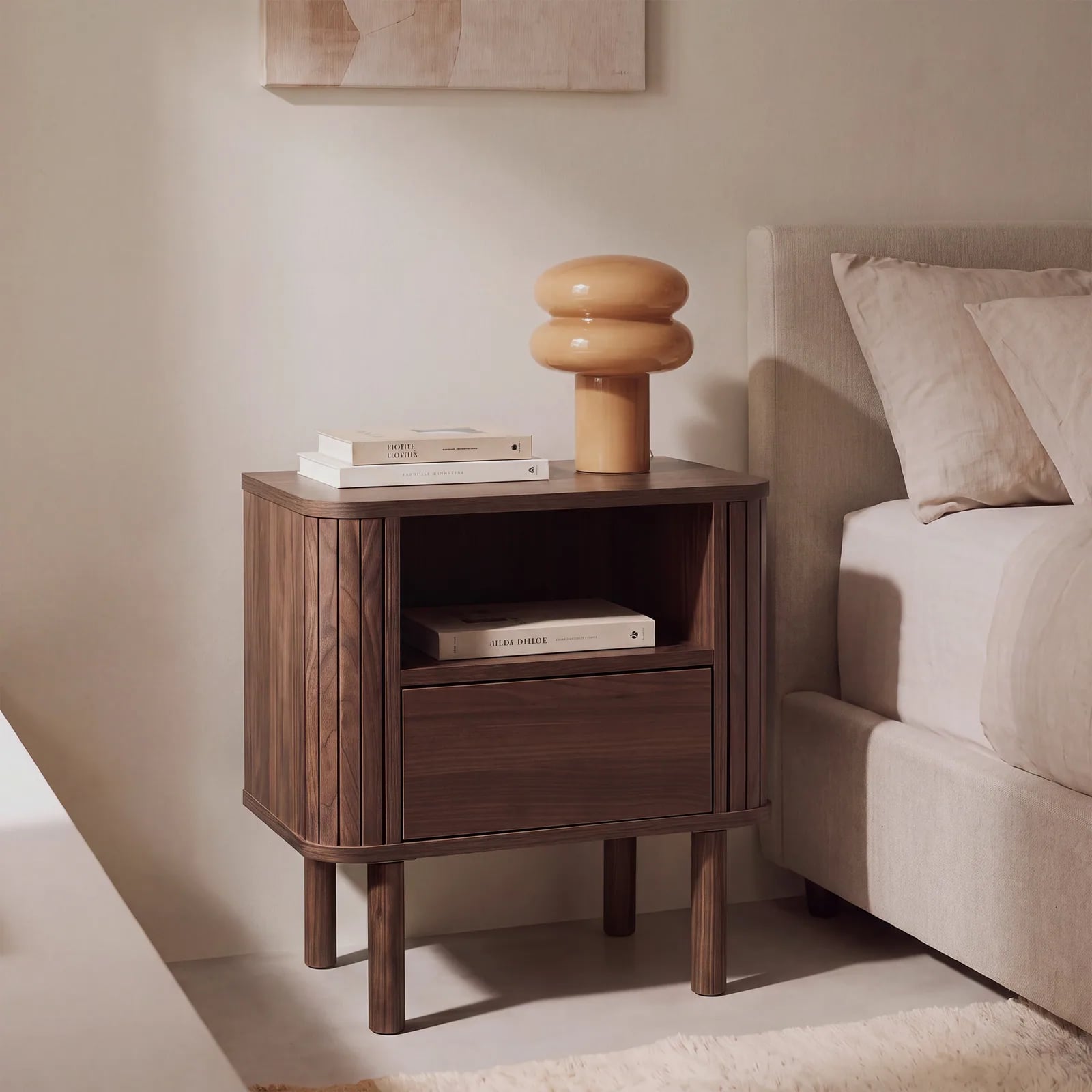 Table de chevet contemporaine à deux tiroirs dans une chambre claire