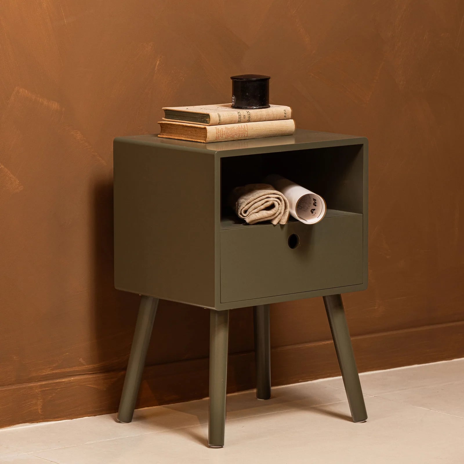 Table de chevet Ozzy vert olive sur pieds compas