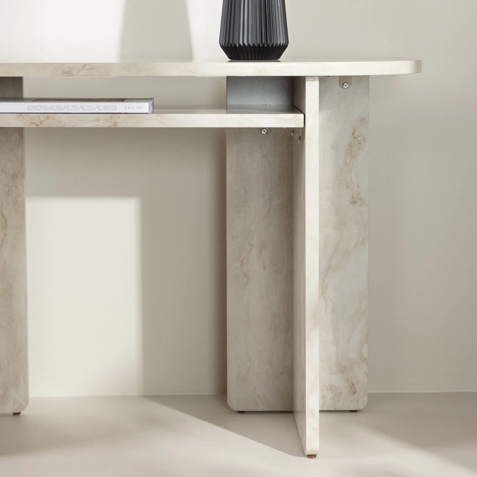 Console Ålesund au décor marbre dans une entrée