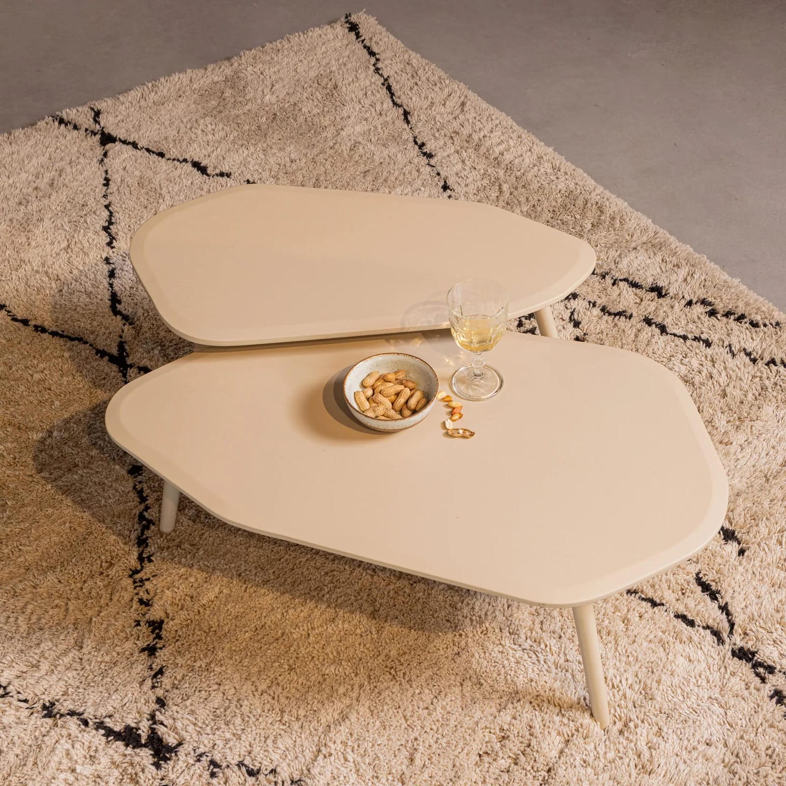 Table basse organique Davina en bois clair