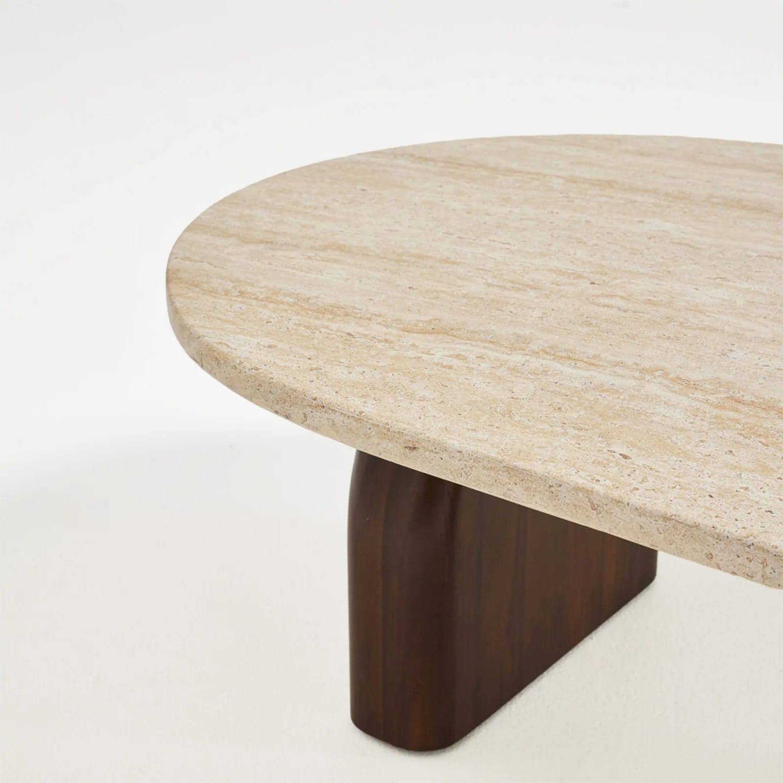 Table basse Lipali dans un salon aux tons sable