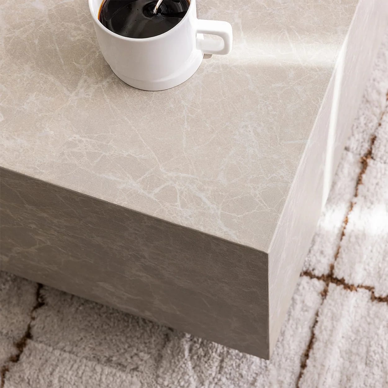 Table basse Lipani au décor marbre sans pied apparent