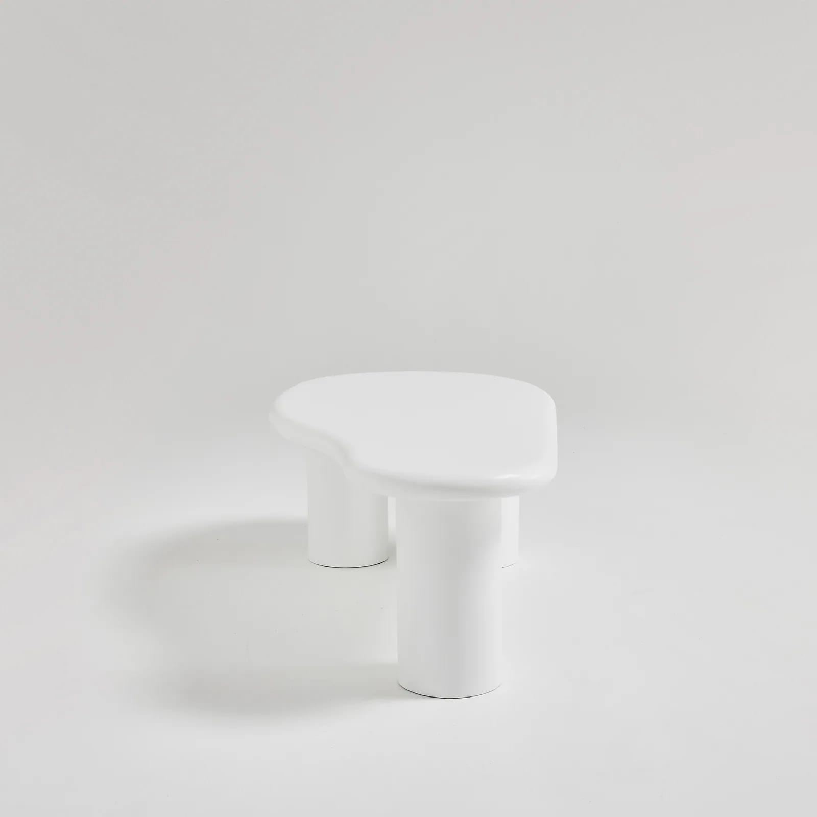 Table basse Luna dans un salon aux tons clairs