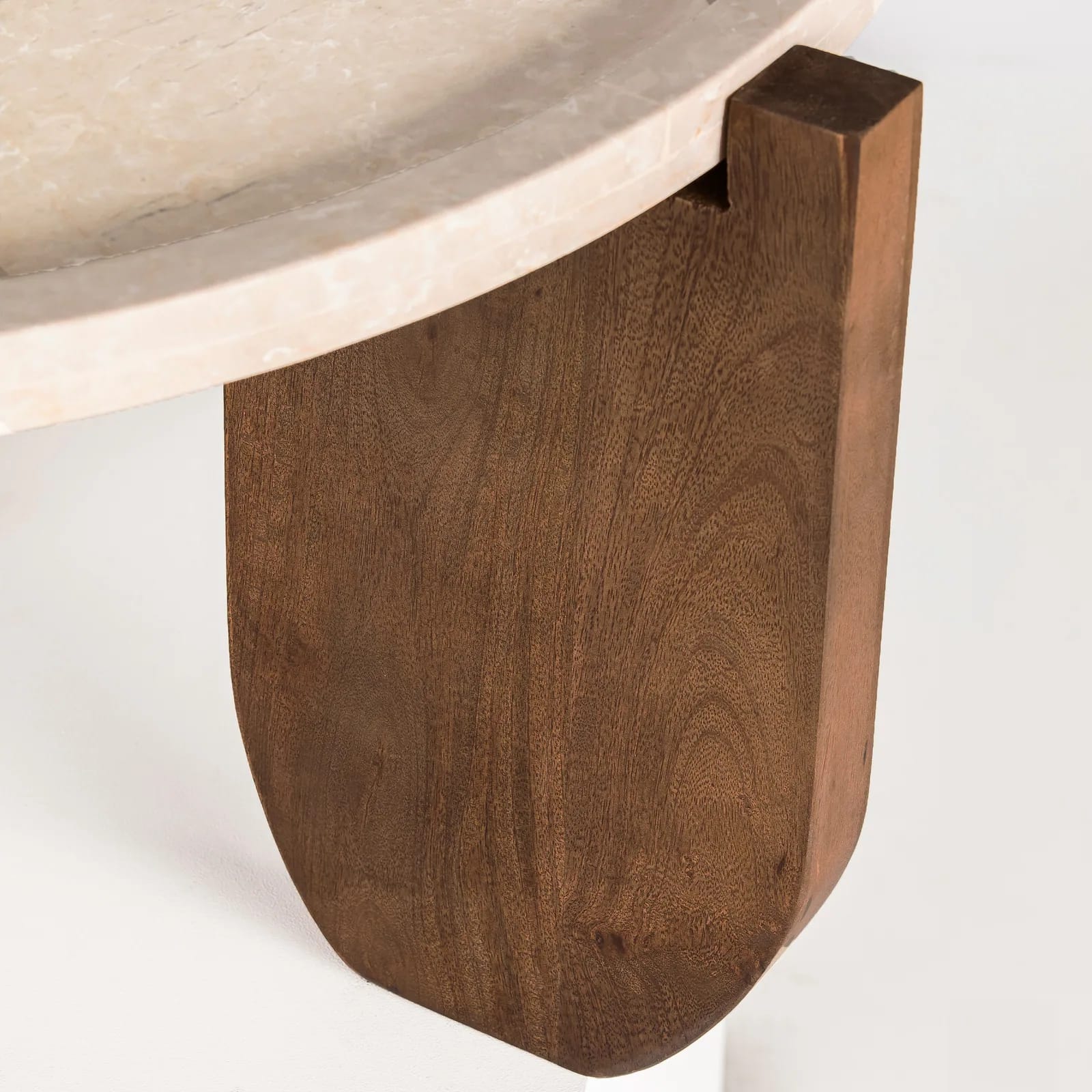 Table basse Nador devant un canapé beige