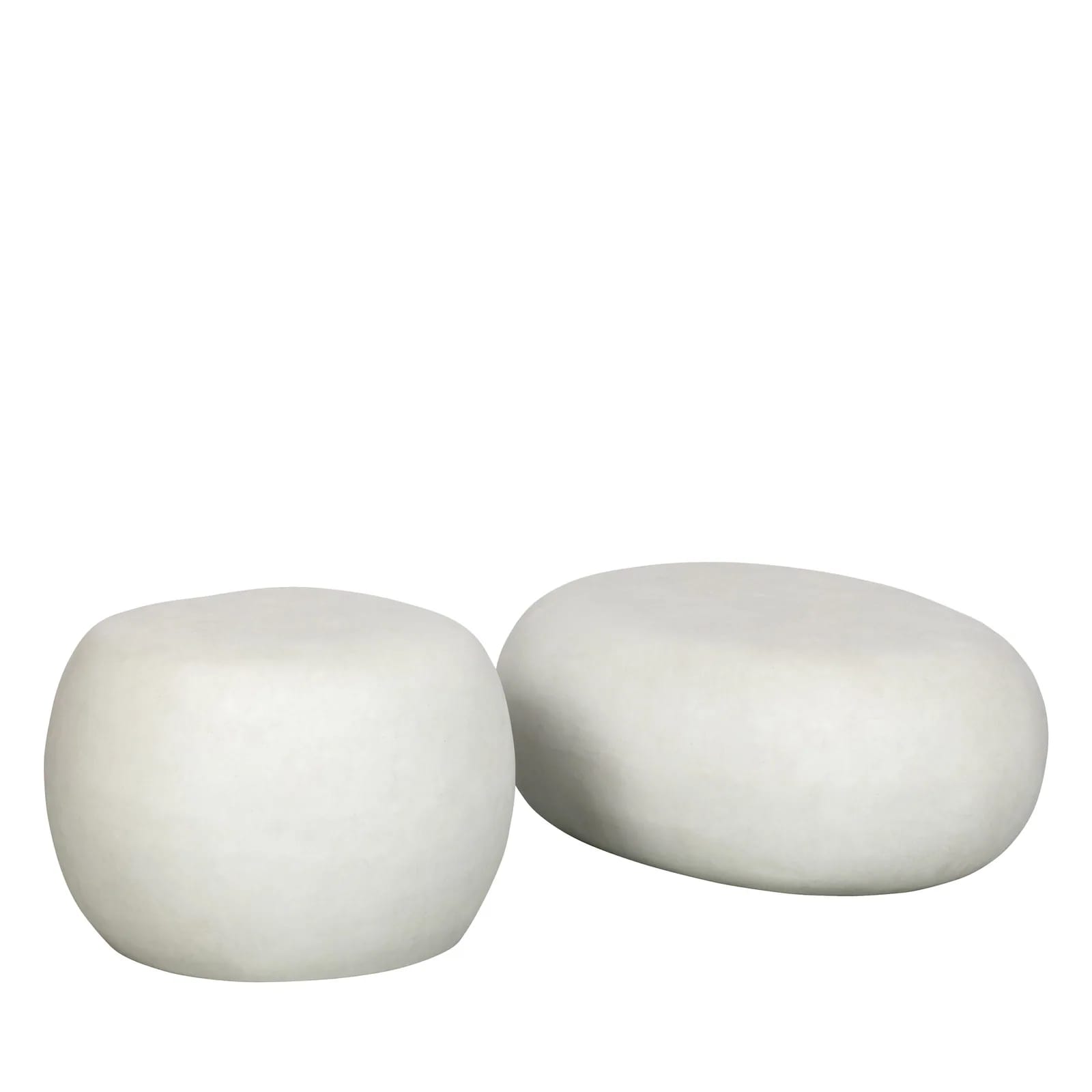 Table basse Pebble à côté d'un fauteuil