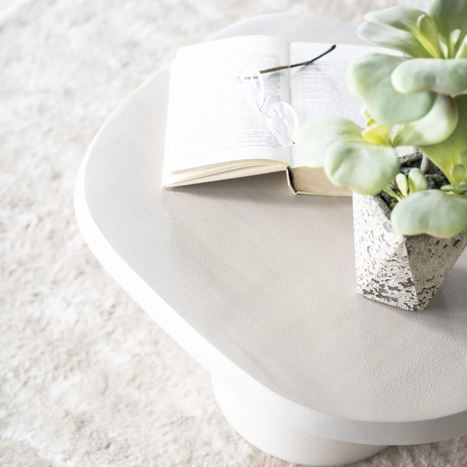 Table basse Sten dans un salon contemporain