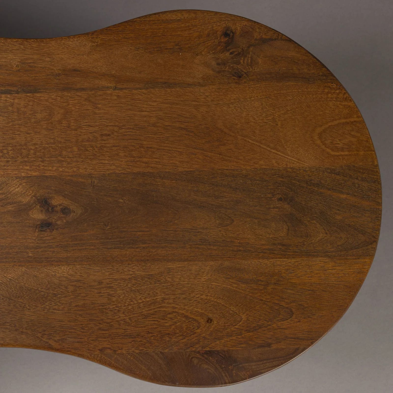 Détail du fil du bois sur la table basse Tilon