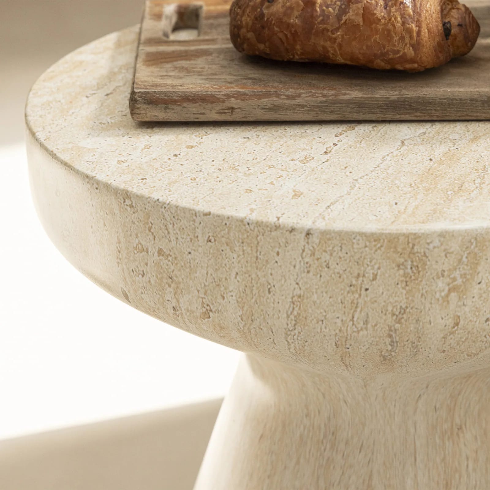 Table d'appoint Dahli utilisée comme siège