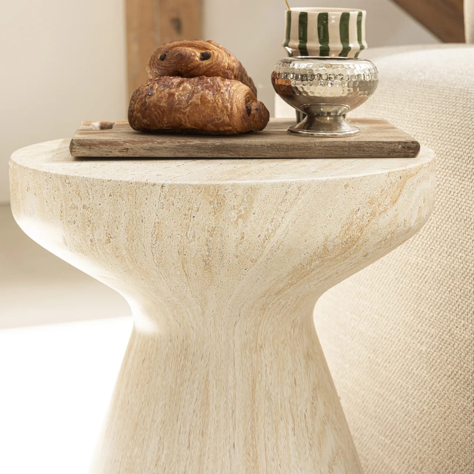 Table d'appoint Dahli dans un salon clair