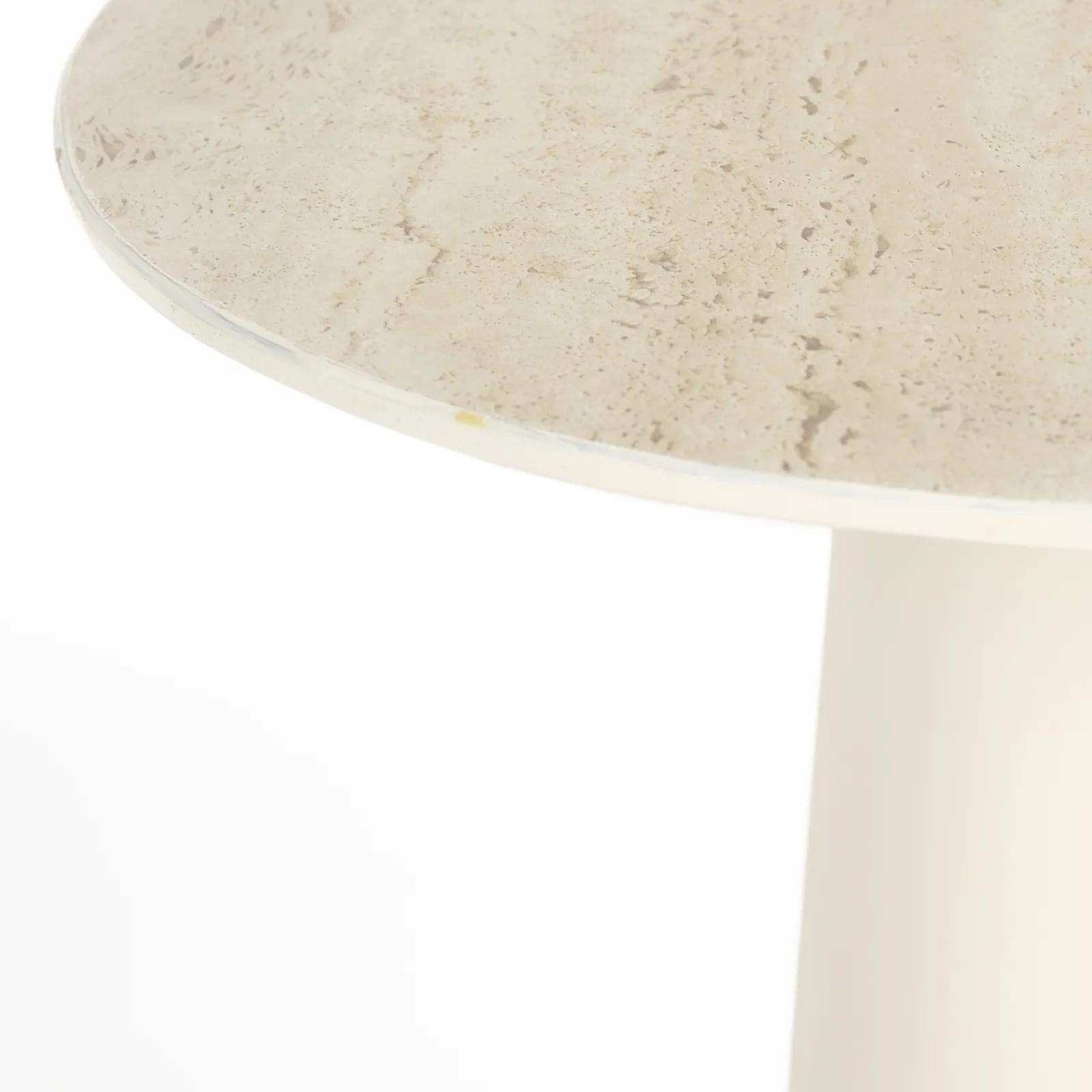 Table d'appoint Joya à côté d'un fauteuil