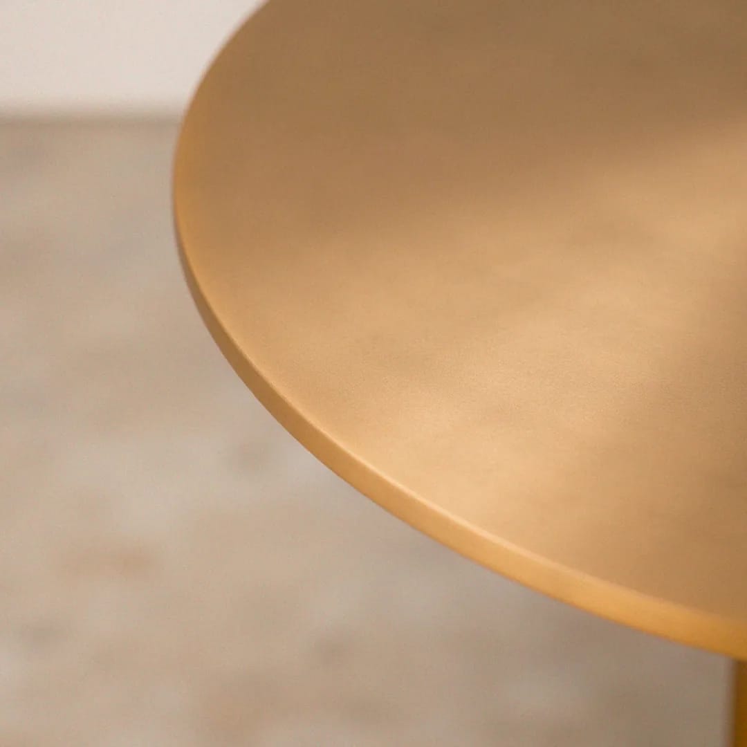 Table d'appoint Lecco à côté d'un fauteuil