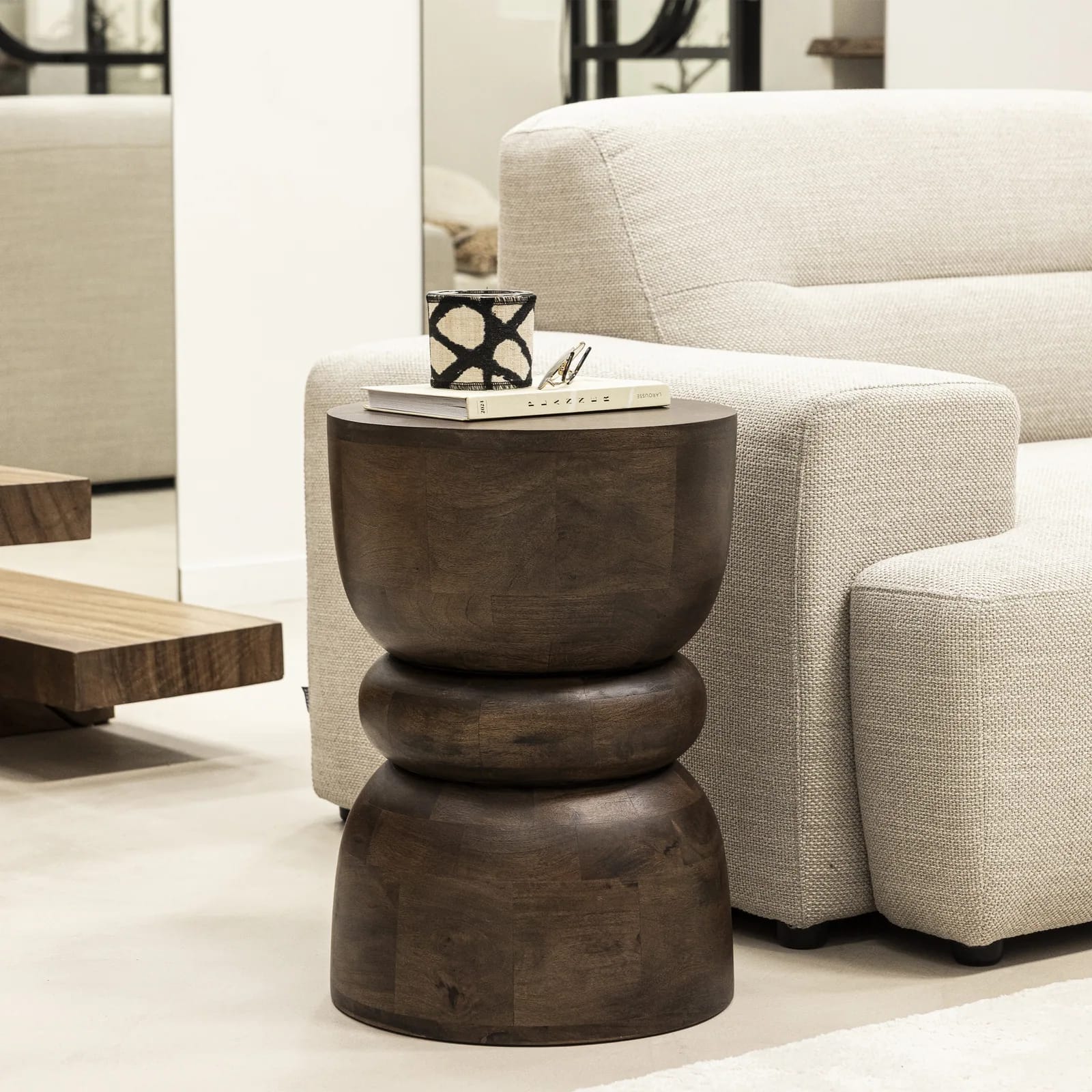 Table d'appoint Pulau en bois massif sculpté