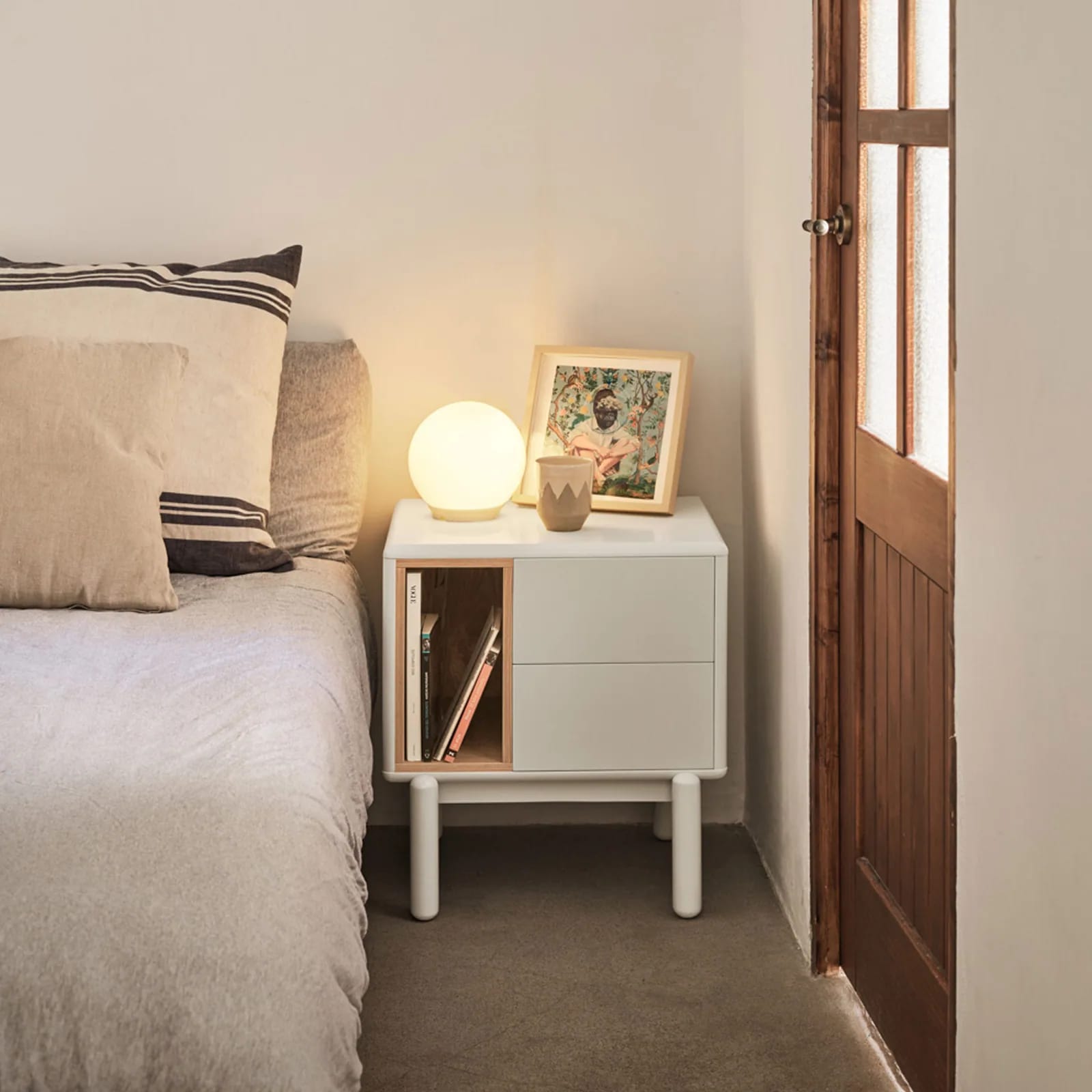 Table de chevet Corvo en bois d'hévéa dans une chambre