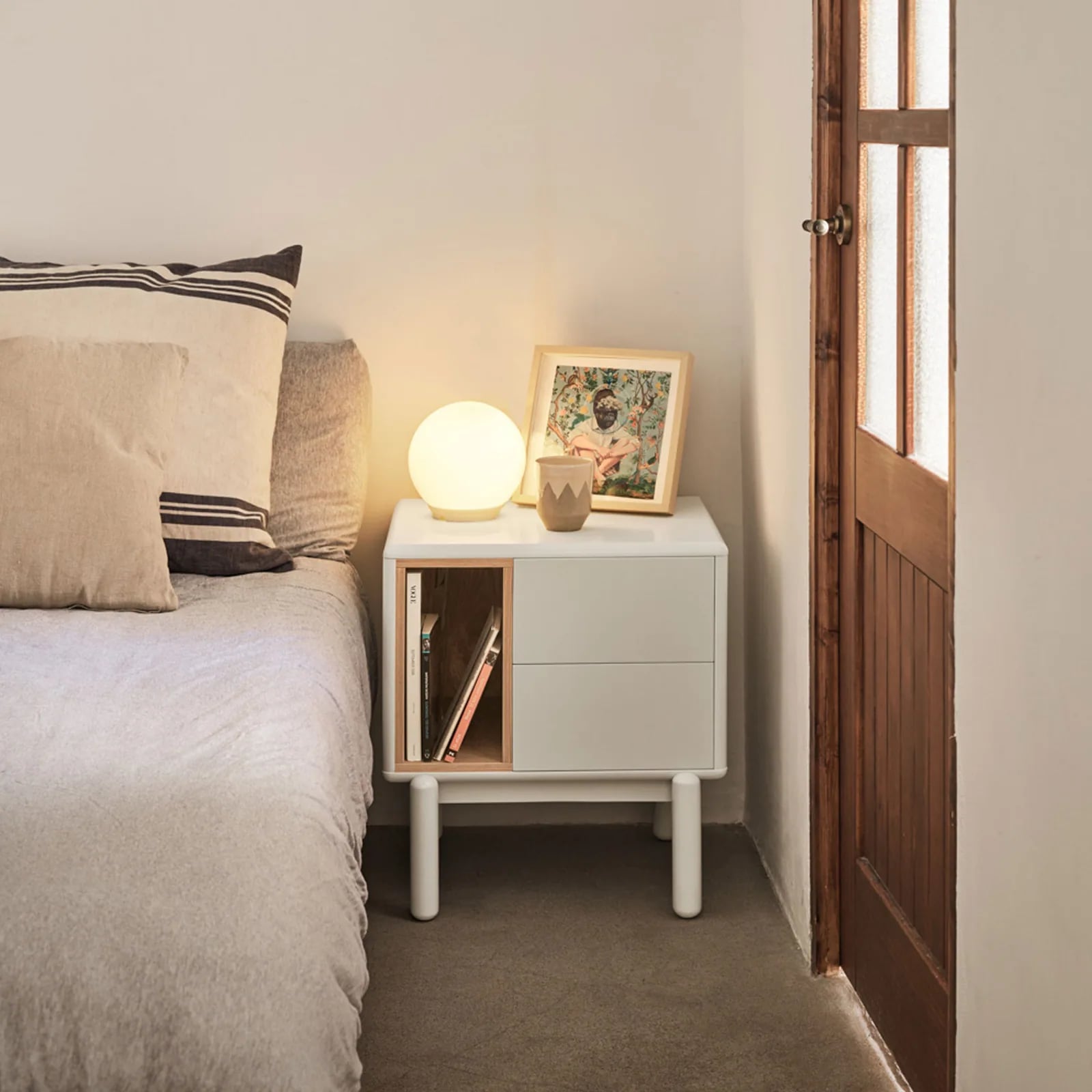 Table de chevet Corvo en bois d'hévéa dans une chambre