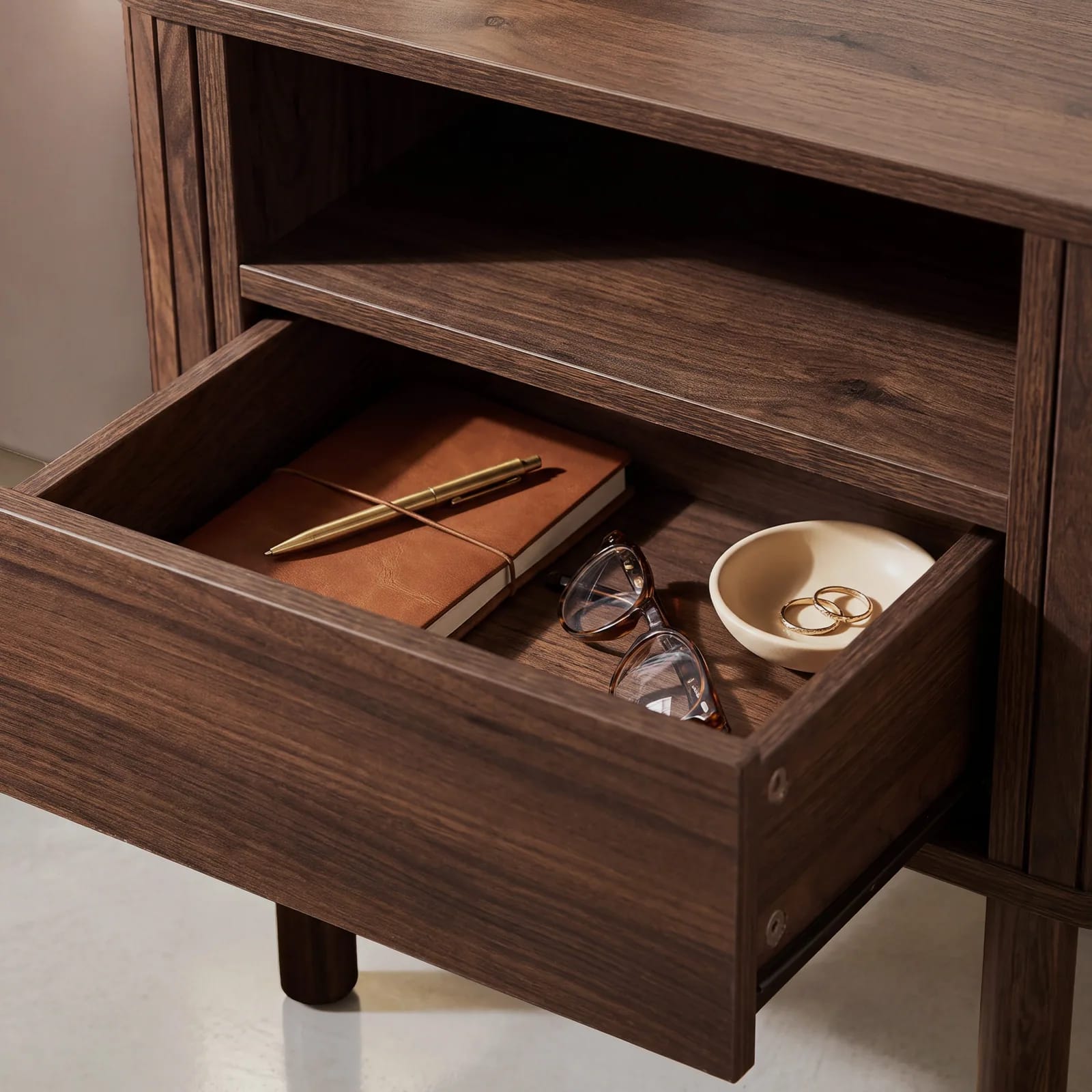 Table de chevet Maya au décor noyer avec tiroir et niche